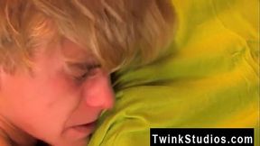 Twink movie It'_s a classic porno scene: a scorching pizza delivery