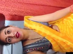 ट्रैन के अंदर चुद गई
