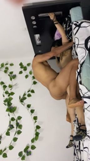 follo a mi vecina amarrada a la cama