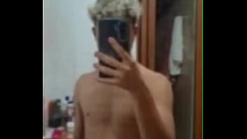 Foto do jhonatan do grupo do zapzap sem camisa com volume russo no shorts