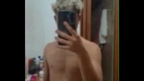 Foto do jhonatan do grupo do zapzap sem camisa com volume russo no shorts