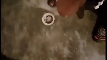 amigo en el ba&ntilde_o