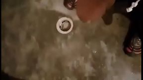 amigo en el ba&ntilde_o