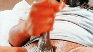 Clip solo d'un Américain amateur tatoué baisant son propre trou du cul