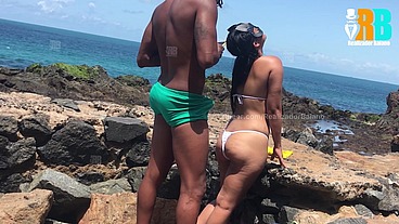 Realizador Baiano fudendo putinha casada na praia e corninho assistindo por vídeo chamada ,flagrados por um estranho que chegou e participou ! Hotwife transando com negão dotado na praia