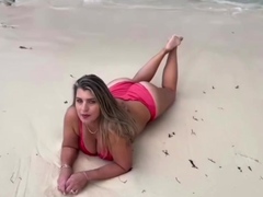 De Rankin Amaterur Hotwife Plays With Tits and Ass in Pool
