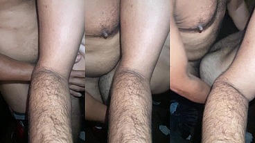 hétero dotado empurrou com força seu imenso pau no pequeno buraco do passivo e ele gemeu.