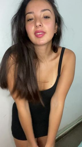 Teen onlyfan shows off her tits
