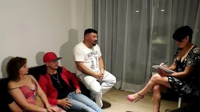 terapia de grupo se transforma en terrible orgia , todos los pacientes se cojen a la psicologa