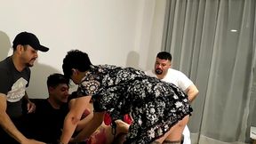 terapia de grupo se transforma en terrible orgia , todos los pacientes se cojen a la psicologa