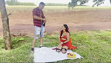 chapeuzinho vermelho muito safadinha encontra com lenhador comedor na floresta