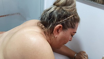 Seduzco a mi hijastro en la ducha. Me encanta su polla. Parte 2. Me folla como me gusta
