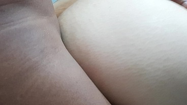 Seduzco a mi hijastro en la ducha. Me encanta su polla. Parte 2. Me folla como me gusta