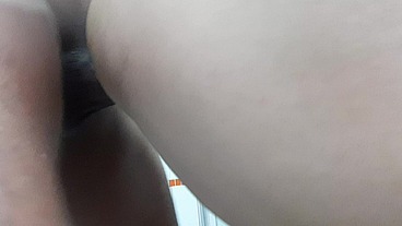 Seduzco a mi hijastro en la ducha. Me encanta su polla. Parte 2. Me folla como me gusta
