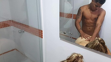 Seduzco a mi hijastro en la ducha. Me encanta su polla. Parte 2. Me folla como me gusta
