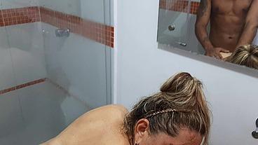 Seduzco a mi hijastro en la ducha. Me encanta su polla. Parte 2. Me folla como me gusta
