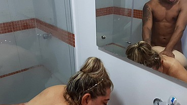 Seduzco a mi hijastro en la ducha. Me encanta su polla. Parte 2. Me folla como me gusta