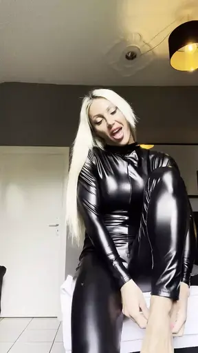 Mascular bodybuilder girl in latex