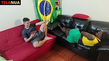 FERNANDA CHOCOLATTE JOGA AS BOLAS NESSE BUNDÃO JAPA LOKI NO RITMO DA COPA DO MUNDO 2022