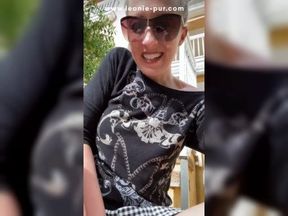 Öffentlich vorm Wohnhaus unterm Röckchen masturbiert und gekommen