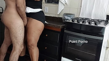 Sai do banho pelado e encontrei a empregada arrumando a cozinha