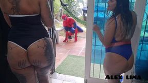 homem aranha se depara com duas taradas gostosas . paty bumbum . e . melissa devassa . e meteu a rola nas duas