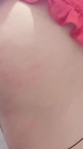 Me Encanta Vestirme Con Mi Falda Roja, Me Voy a La Cama a Disfrutar.