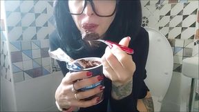 eating on the wc