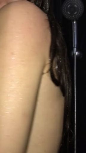 Spionerer på mig i badet. Smuk pige viser fisse og bryster i saunaen. Amatør show