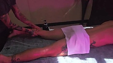 Fui receber uma massagem relaxante e o massagista me comeu