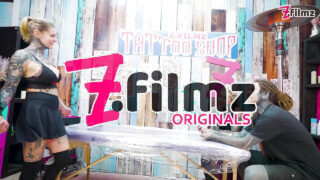 ピアスとタトゥーを入れた巨乳の美女Anuskatzzは、ニコラズ・ズパゲティが彼女のお尻を叩いた後、射精顔射付きのずさんなフェラチオをする