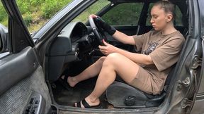 Emma revving an old Toyota in flip flops