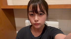 【おまんこの中沢山見せます】ト◯レの中で喘ぐのを我慢してオナニーでイク。沢山ももかのおまんこ見て。。