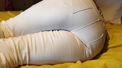 Blonde Brit gushes all over her white jeans again