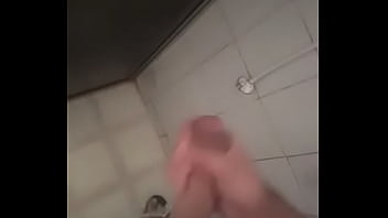 Tocando uma no banho