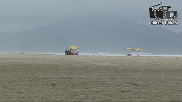Coroa gostosa na praia, não aguentou e mostrou tudo.
