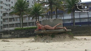 Coroa gostosa na praia, não aguentou e mostrou tudo.