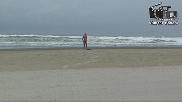 Coroa gostosa na praia, não aguentou e mostrou tudo.