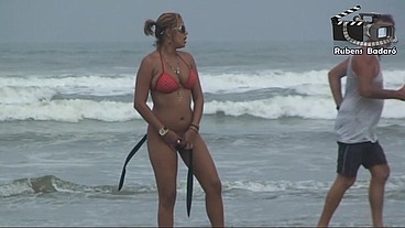 Coroa gostosa na praia, não aguentou e mostrou tudo.