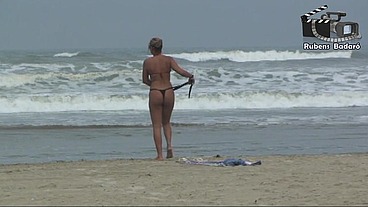 Coroa gostosa na praia, não aguentou e mostrou tudo.