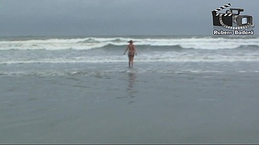 Coroa gostosa na praia, não aguentou e mostrou tudo.
