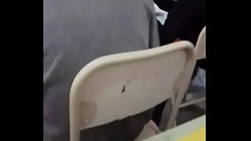 Pendejo se hace una paja en medio de la clase y la negra del al lado no se da cuenta