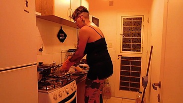 PUTA ,AMA DE CASA ES RECOJIDA POR EL CULO, EN LA COCINA, HASTA QUE LE SALE LA LECHE DEL CULO Y SE MEA DEL PLACER