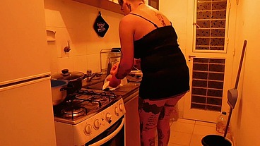PUTA ,AMA DE CASA ES RECOJIDA POR EL CULO, EN LA COCINA, HASTA QUE LE SALE LA LECHE DEL CULO Y SE MEA DEL PLACER