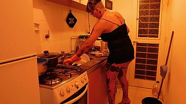 PUTA ,AMA DE CASA ES RECOJIDA POR EL CULO, EN LA COCINA, HASTA QUE LE SALE LA LECHE DEL CULO Y SE MEA DEL PLACER