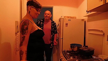 PUTA ,AMA DE CASA ES RECOJIDA POR EL CULO, EN LA COCINA, HASTA QUE LE SALE LA LECHE DEL CULO Y SE MEA DEL PLACER