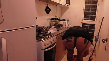 PUTA ,AMA DE CASA ES RECOJIDA POR EL CULO, EN LA COCINA, HASTA QUE LE SALE LA LECHE DEL CULO Y SE MEA DEL PLACER