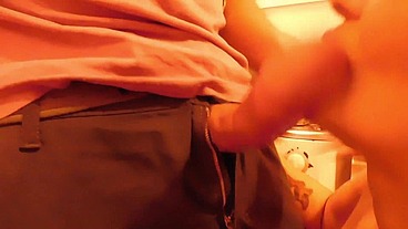 PUTA ,AMA DE CASA ES RECOJIDA POR EL CULO, EN LA COCINA, HASTA QUE LE SALE LA LECHE DEL CULO Y SE MEA DEL PLACER