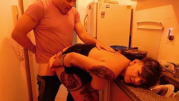PUTA ,AMA DE CASA ES RECOJIDA POR EL CULO, EN LA COCINA, HASTA QUE LE SALE LA LECHE DEL CULO Y SE MEA DEL PLACER