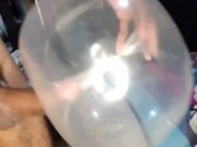 Joven se masturba con condon inflado
